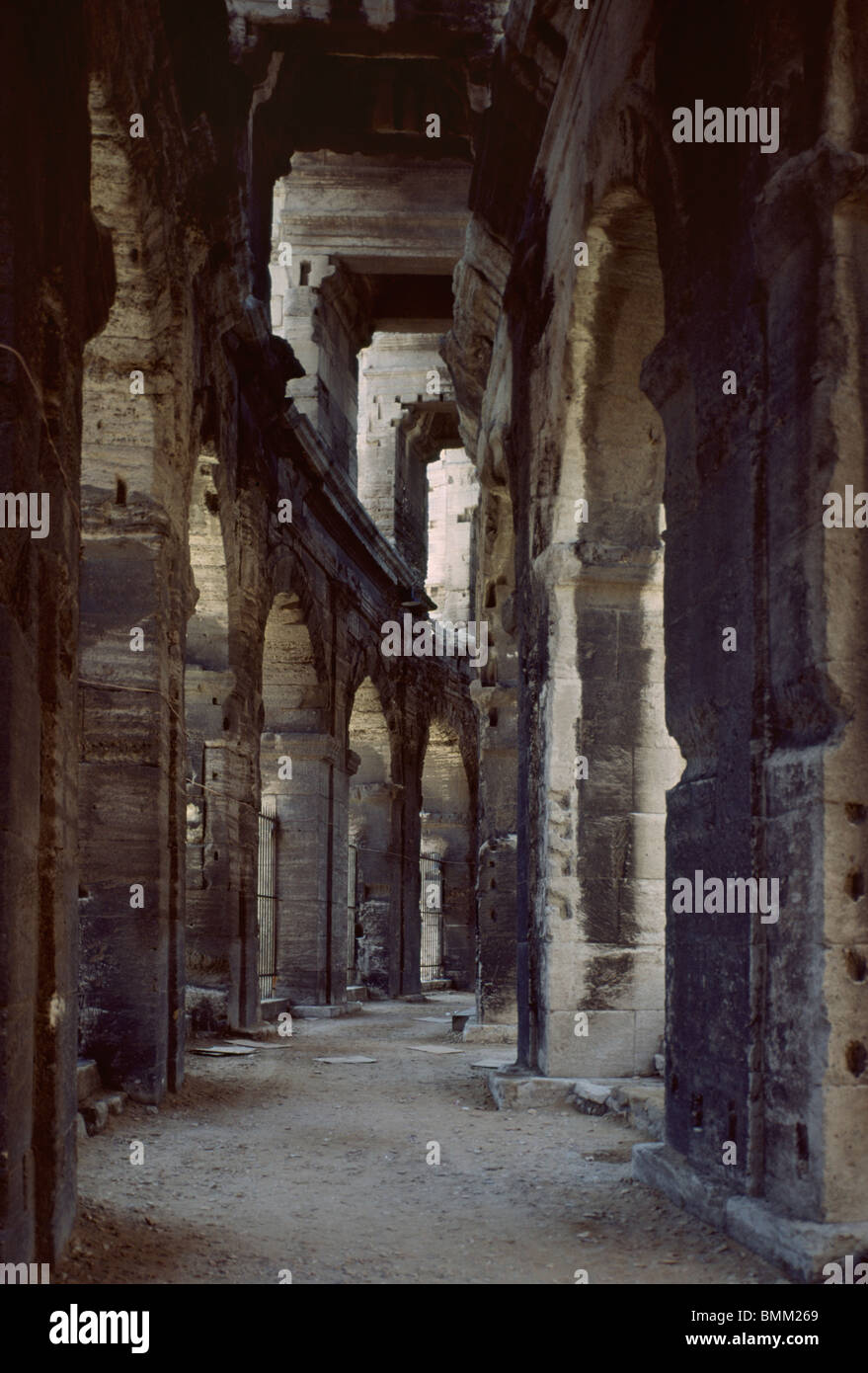 Anfiteatro di Nimes, Francia. Interior ambulacri tardo secolo a.c. Roman Foto Stock
