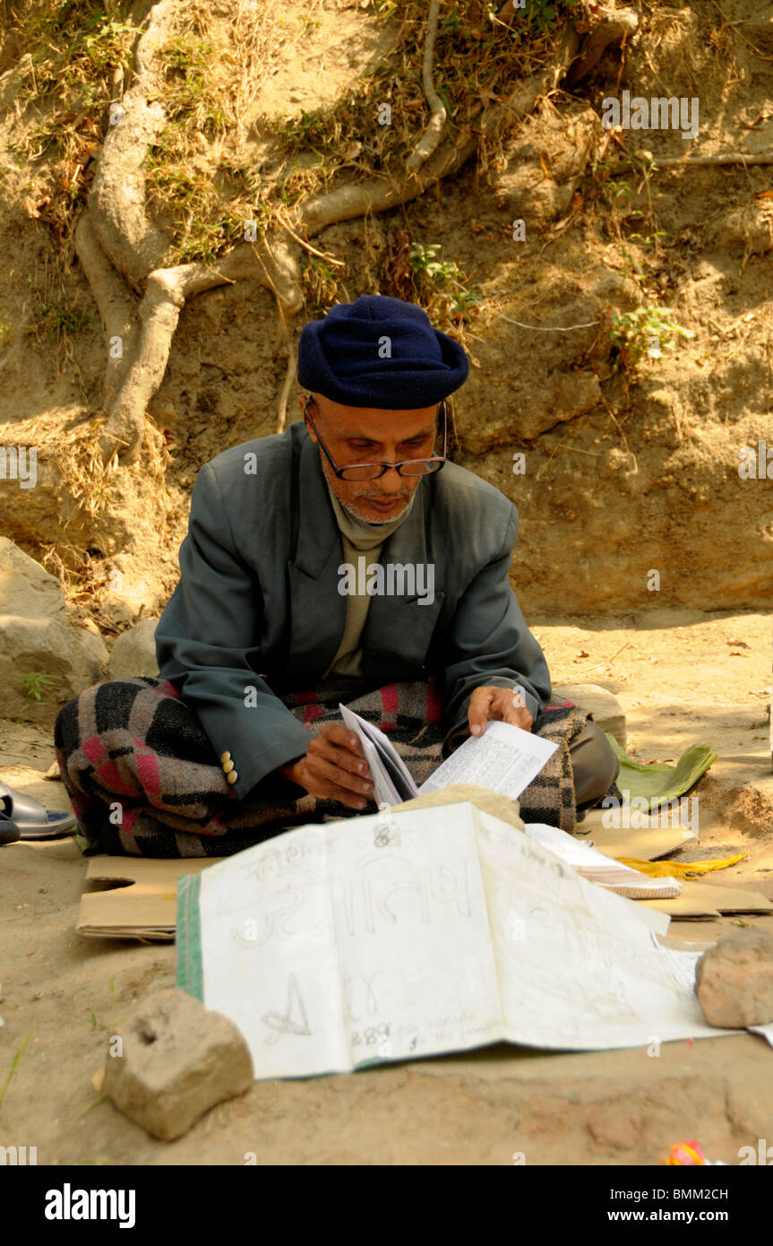 Devoto indù e fortune teller al tempio di Pashupatinath, sacro fiume Bagmati , Kathmandu, Nepal Foto Stock