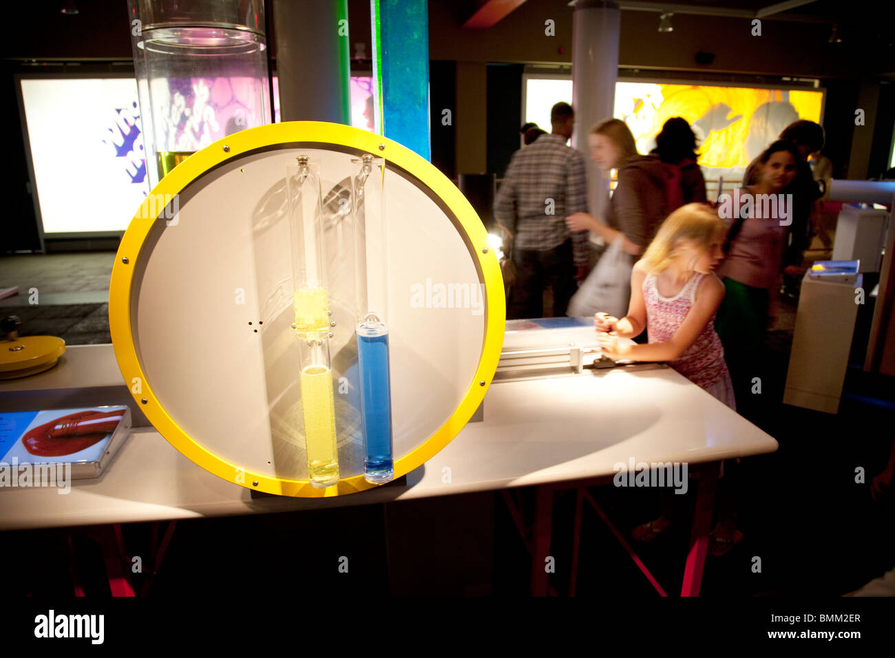 Il Museo delle Scienze di Londra. Persone con mostre interattive. Foto Stock