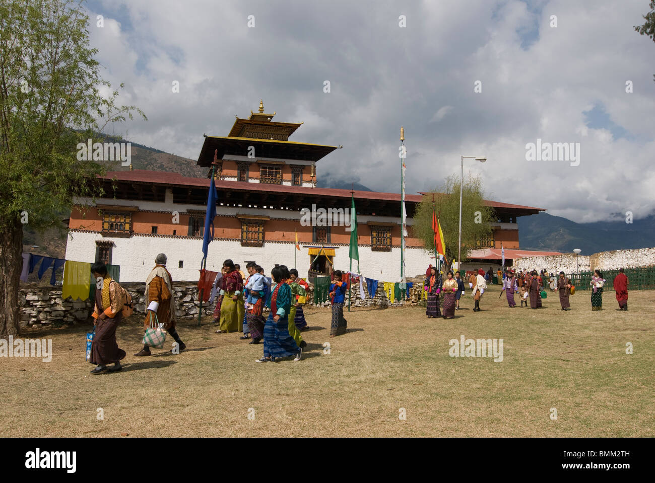 Festa religiosa dell'uomo con i visitatori e danze. Paro Tsechu. Il Bhutan. Asia. Foto Stock