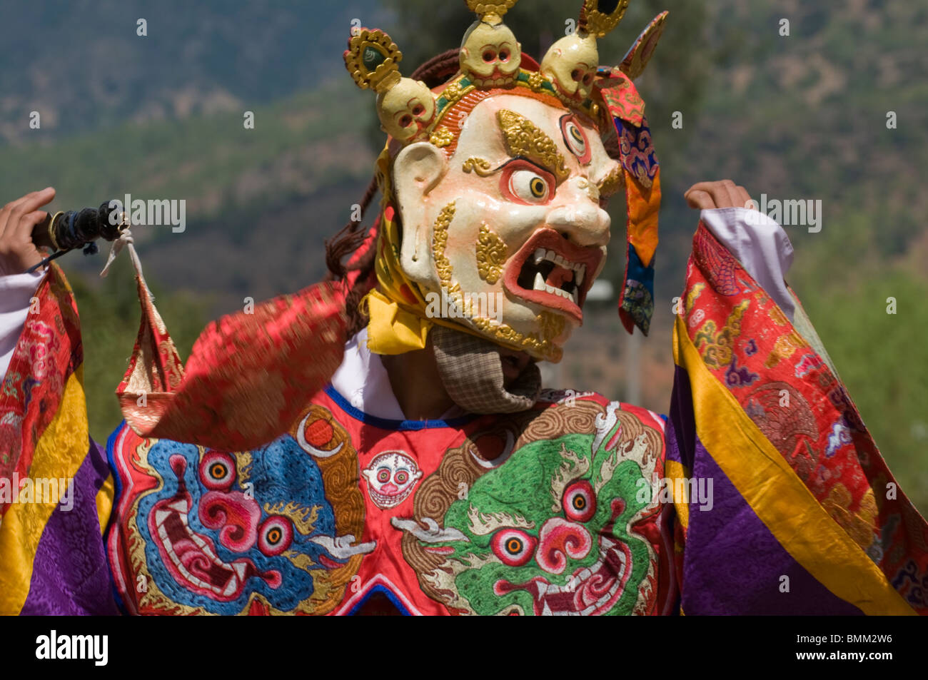 Uomo mascherato con una festività religiosa Tsechu di Paro Bhutan. Asia. Foto Stock