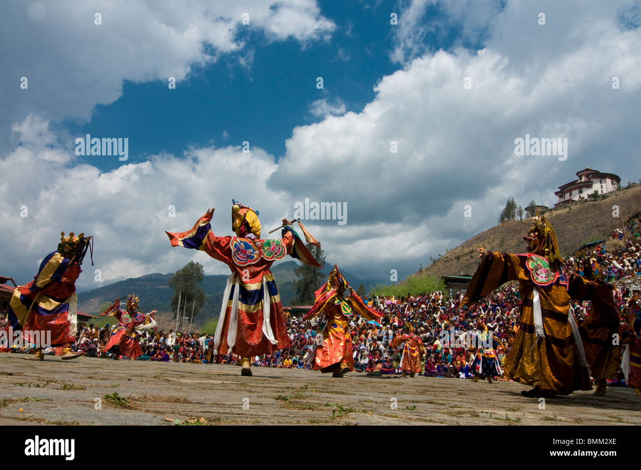 Festa religiosa dell'uomo con i visitatori e danze. Paro Tsechu. Il Bhutan. Asia. Foto Stock