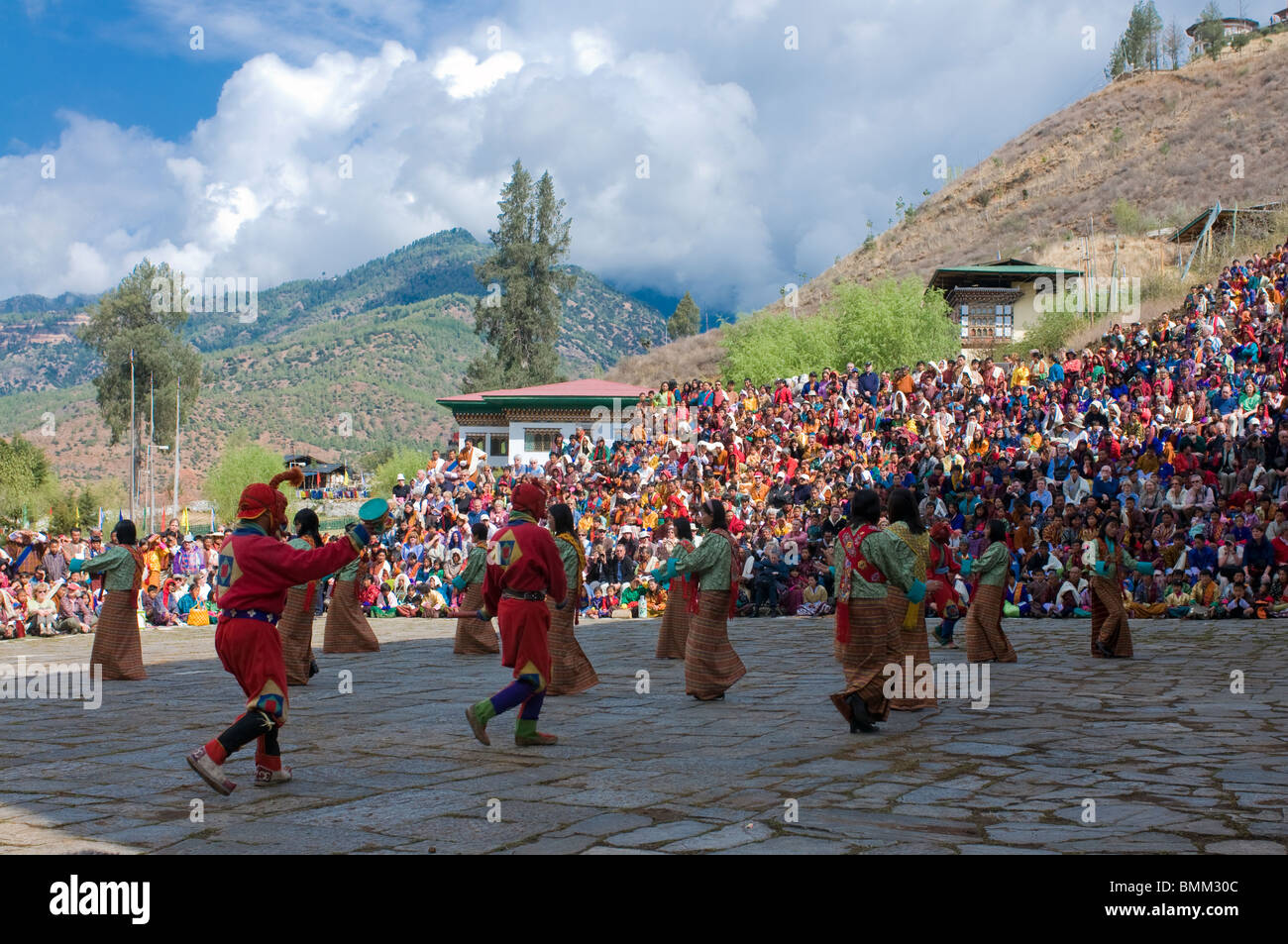 Festa religiosa dell'uomo con i visitatori e danze, Paro Tsechu, Bhutan,Asia Foto Stock