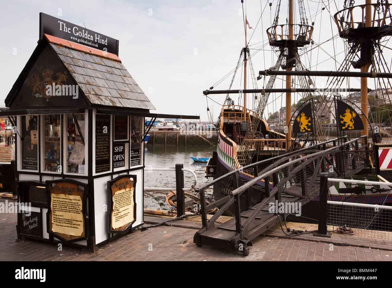 Regno Unito, Inghilterra, Devon, Brixham Harbour, Golden Hind Tudor Veliero replica ticket booth Foto Stock