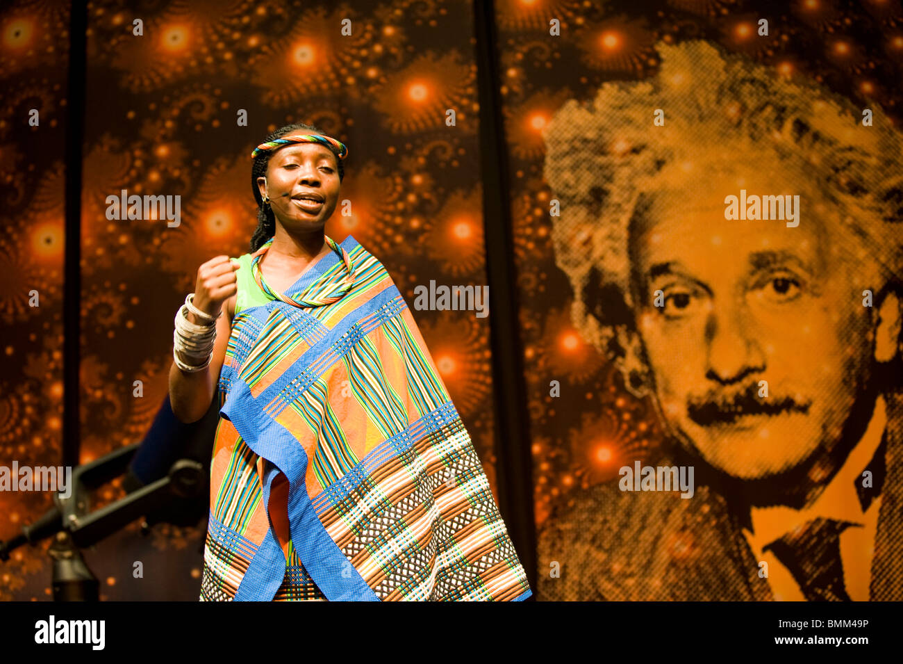 Studente in tradizionali abiti africani alla conferenza TED. Foto Stock