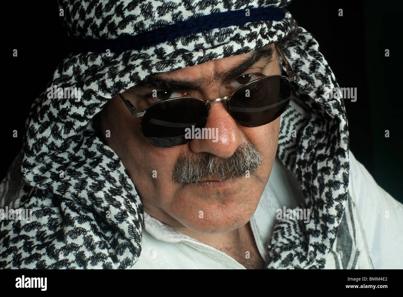 Ritratto di un arabo con la tradizionale arabo abito di testa Foto Stock
