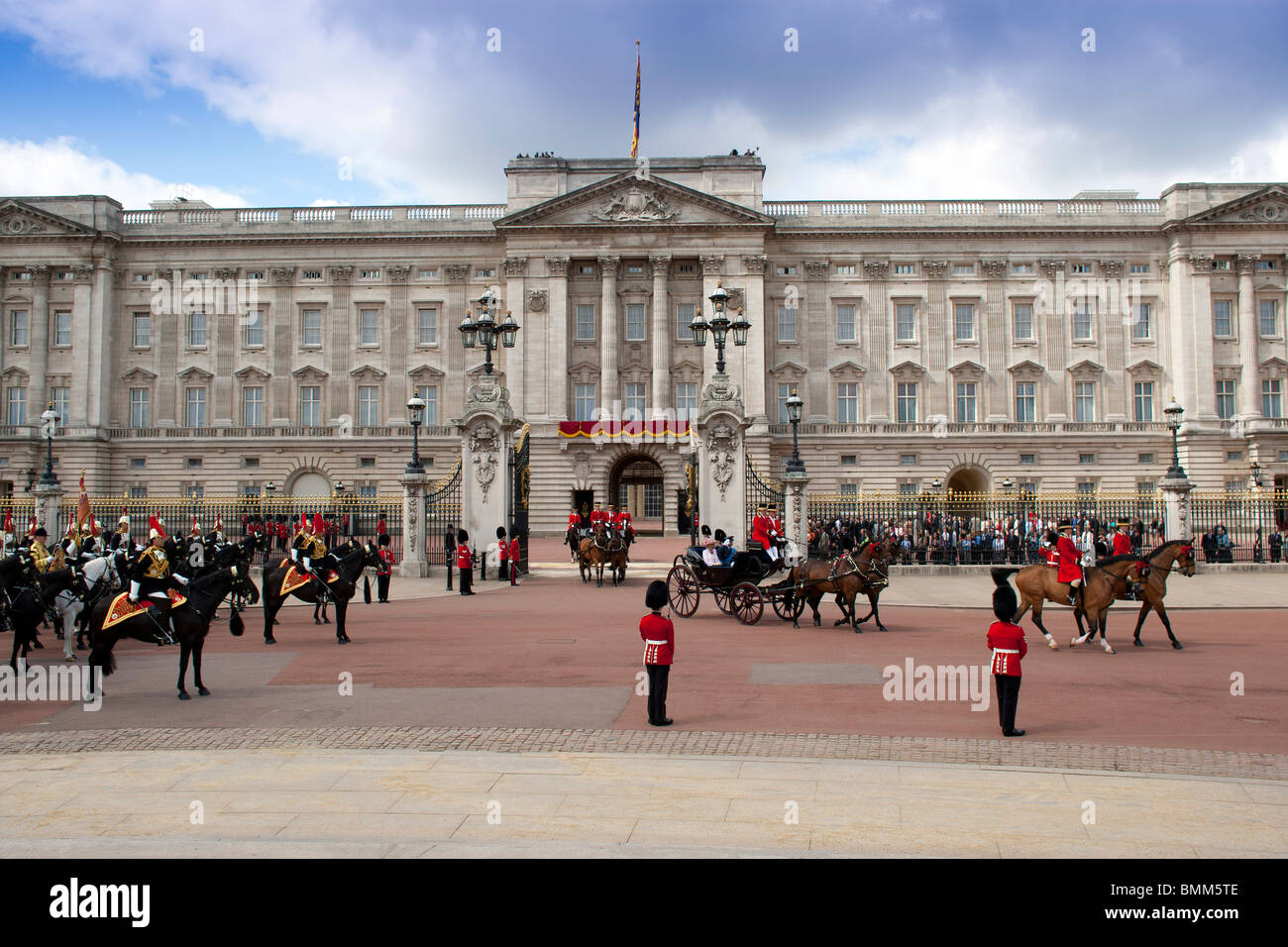 Trooping il colore cerimonia parata militare marcatura Queen Elizabeth II ufficiale della festa di compleanno per il 2010 Foto Stock