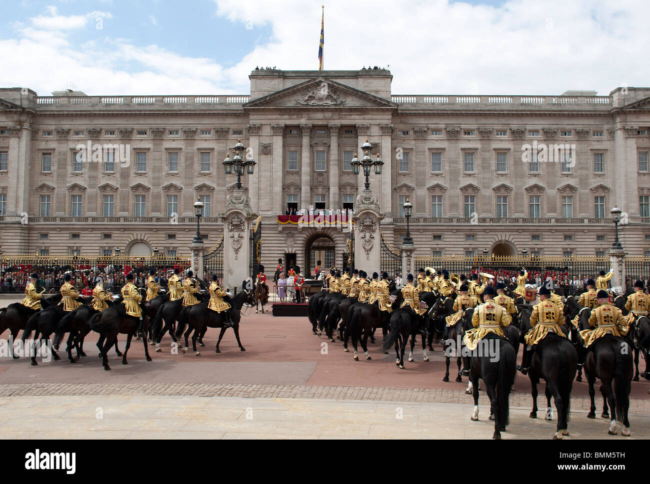 Trooping il colore cerimonia parata militare marcatura Queen Elizabeth II ufficiale della festa di compleanno per il 2010 Foto Stock