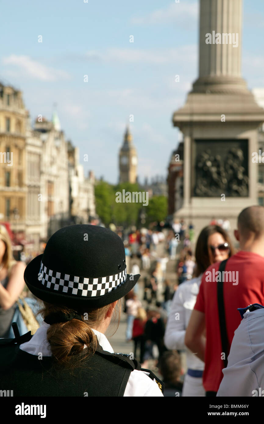 Gli ufficiali di polizia in Trafalgar Square Londra Foto Stock
