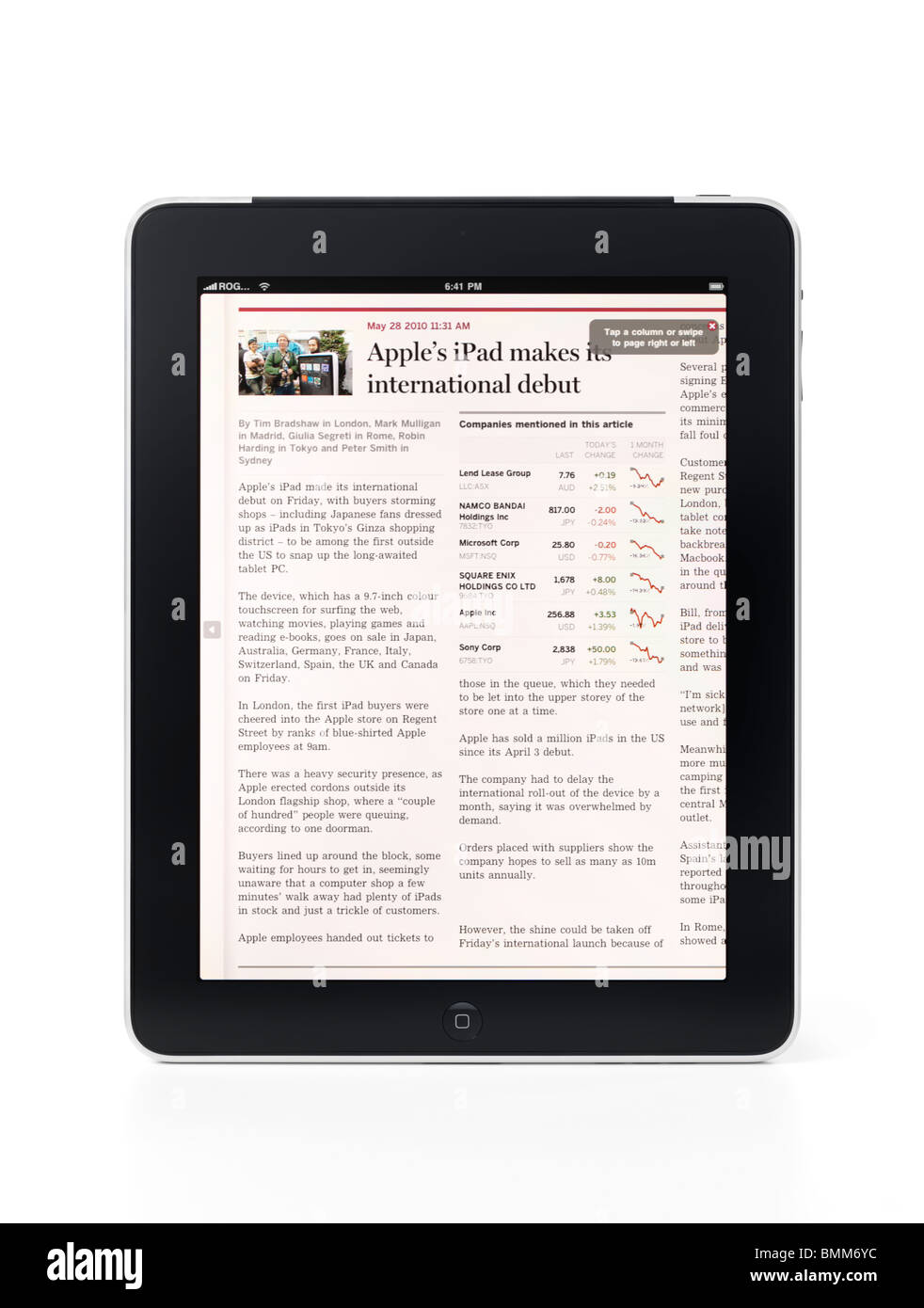 Apple iPad 3G computer tablet con visualizzazione di un articolo circa il suo debutto internazionale isolati su sfondo bianco Foto Stock