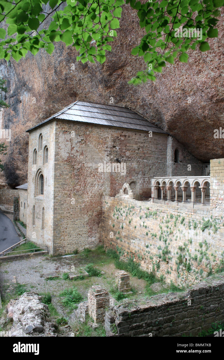 San Juan de la Peña Monastero, impostare nella roccia a strapiombo, Pirenei aragonesi, Spagna Foto Stock