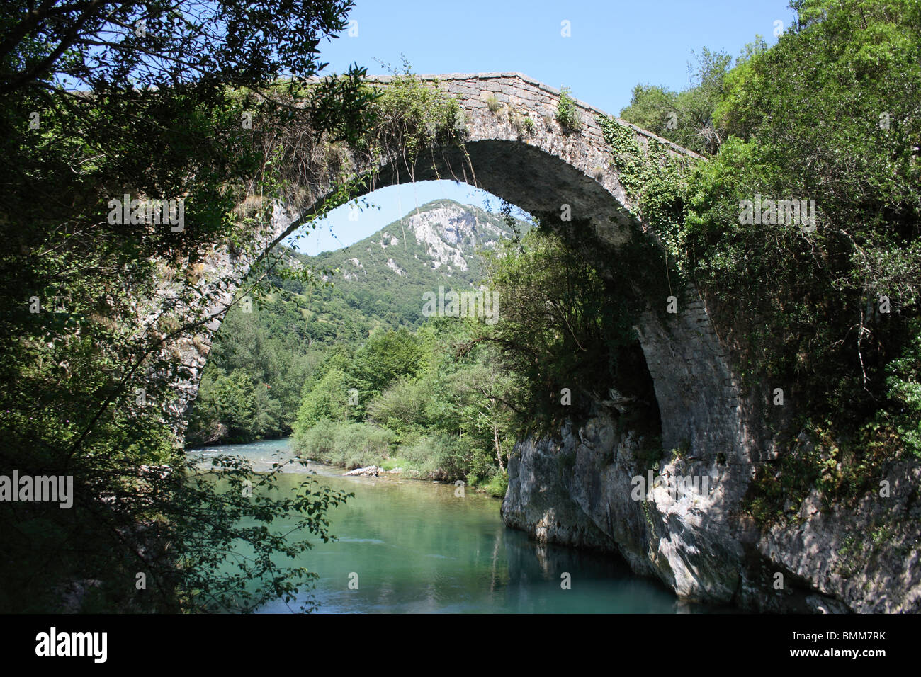 Puenta de Vidre ponte romano sul Rio Cares, Picos de Europa, Asturias, Spagna. Foto Stock