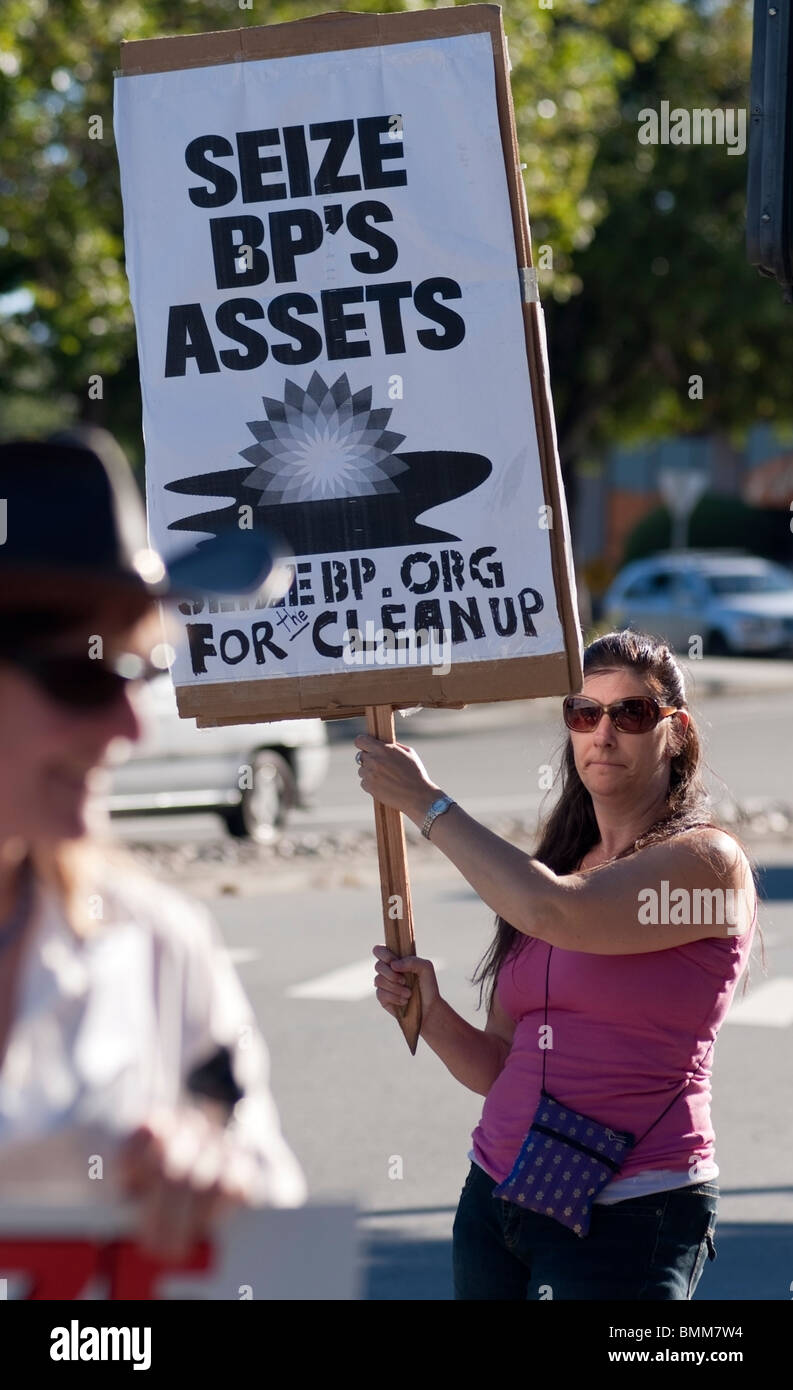 I dimostranti dalla neonata organizzazione "SiezeBP.org" Picket nella città costiera di Santa Cruz, CA. Foto Stock