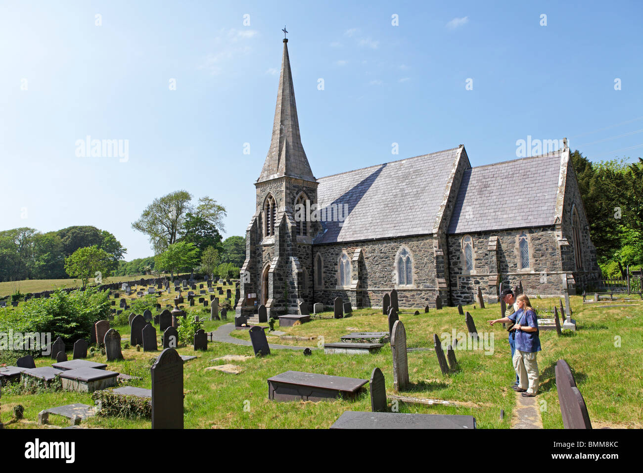 Chiesa e cimitero vicino Llanfairpwllgwyngyll... vicino a Bangor, Isola di Anglesey, Galles, Regno Unito Foto Stock