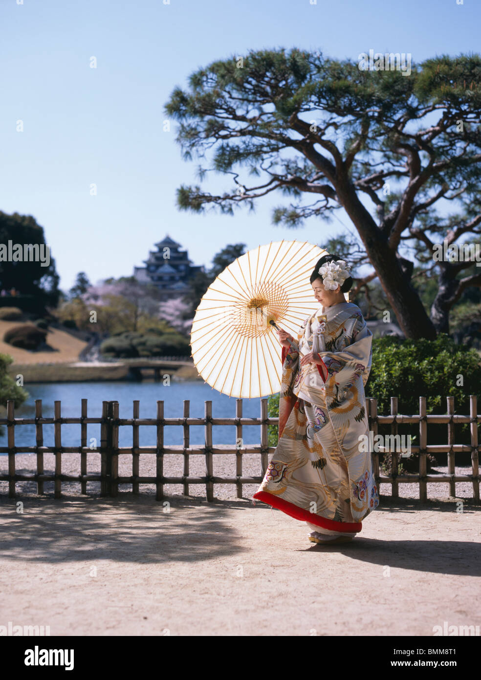 Sposa giapponese in kimono nuziale presso Il Giardino Korakuen Okayama Foto Stock