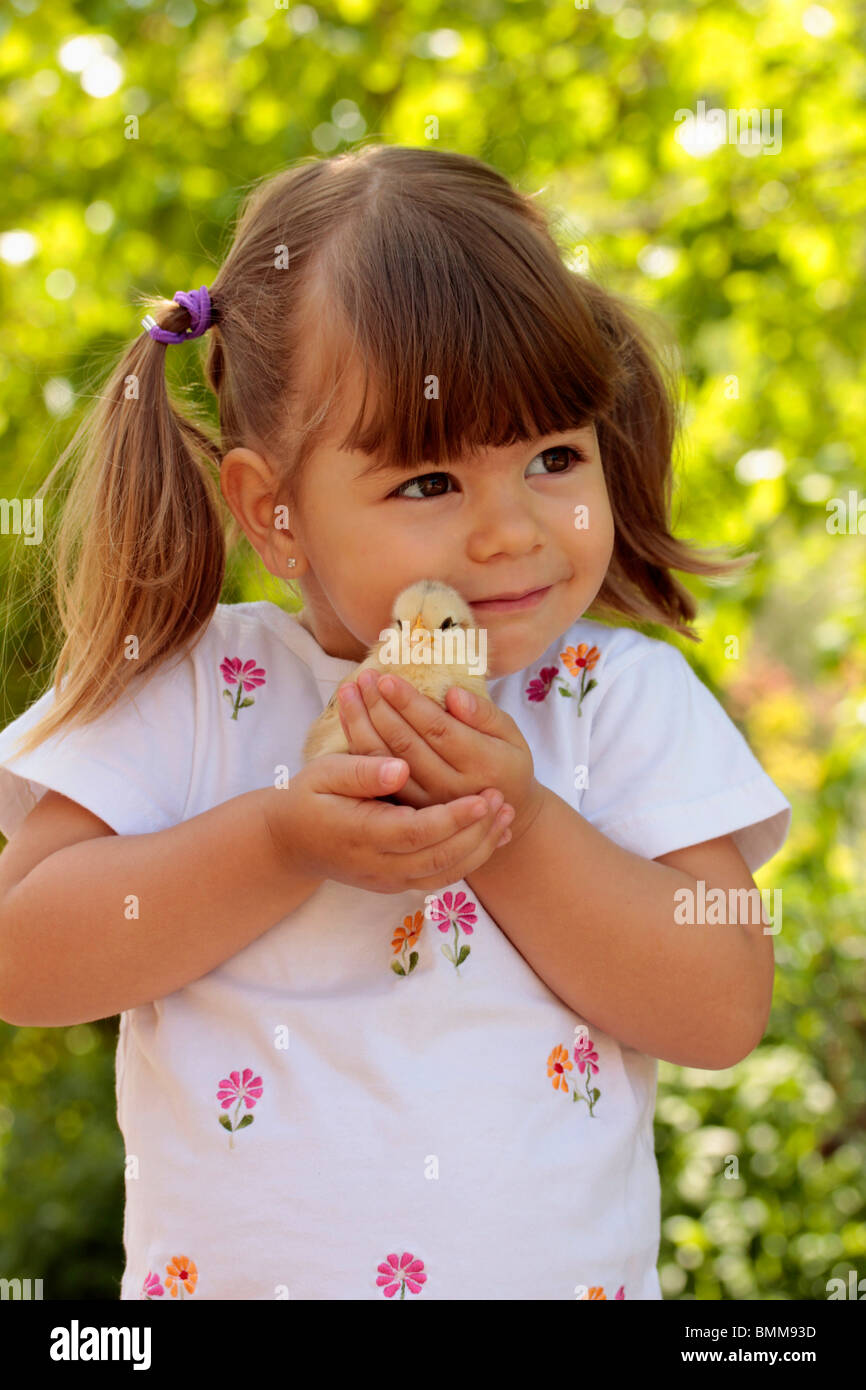 Bambina e pulcino Foto Stock