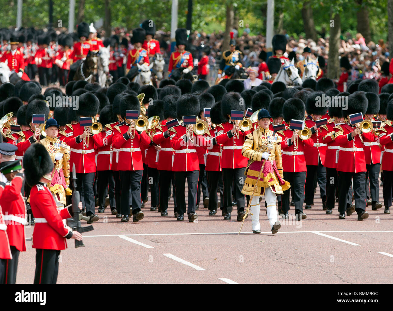 Trooping il colore cerimonia parata militare marcatura Queen Elizabeth II ufficiale della festa di compleanno per il 2010 Foto Stock