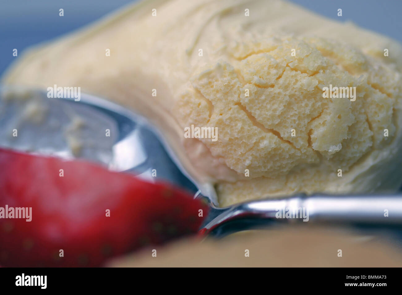 Cornish clotted cream con fragola e cucchiaio Foto Stock