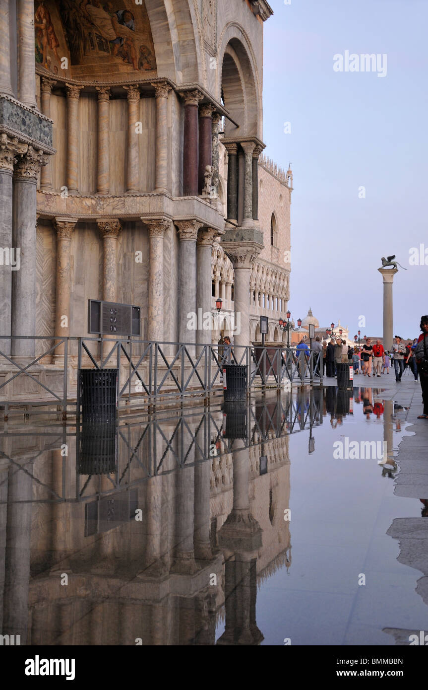 Alluvione presso la Basilica di San Marco, Venezia, Italia Foto Stock