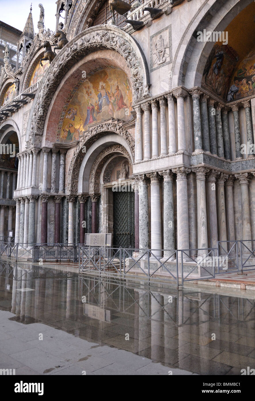 Alluvione presso la Basilica di San Marco, Venezia, Italia Foto Stock