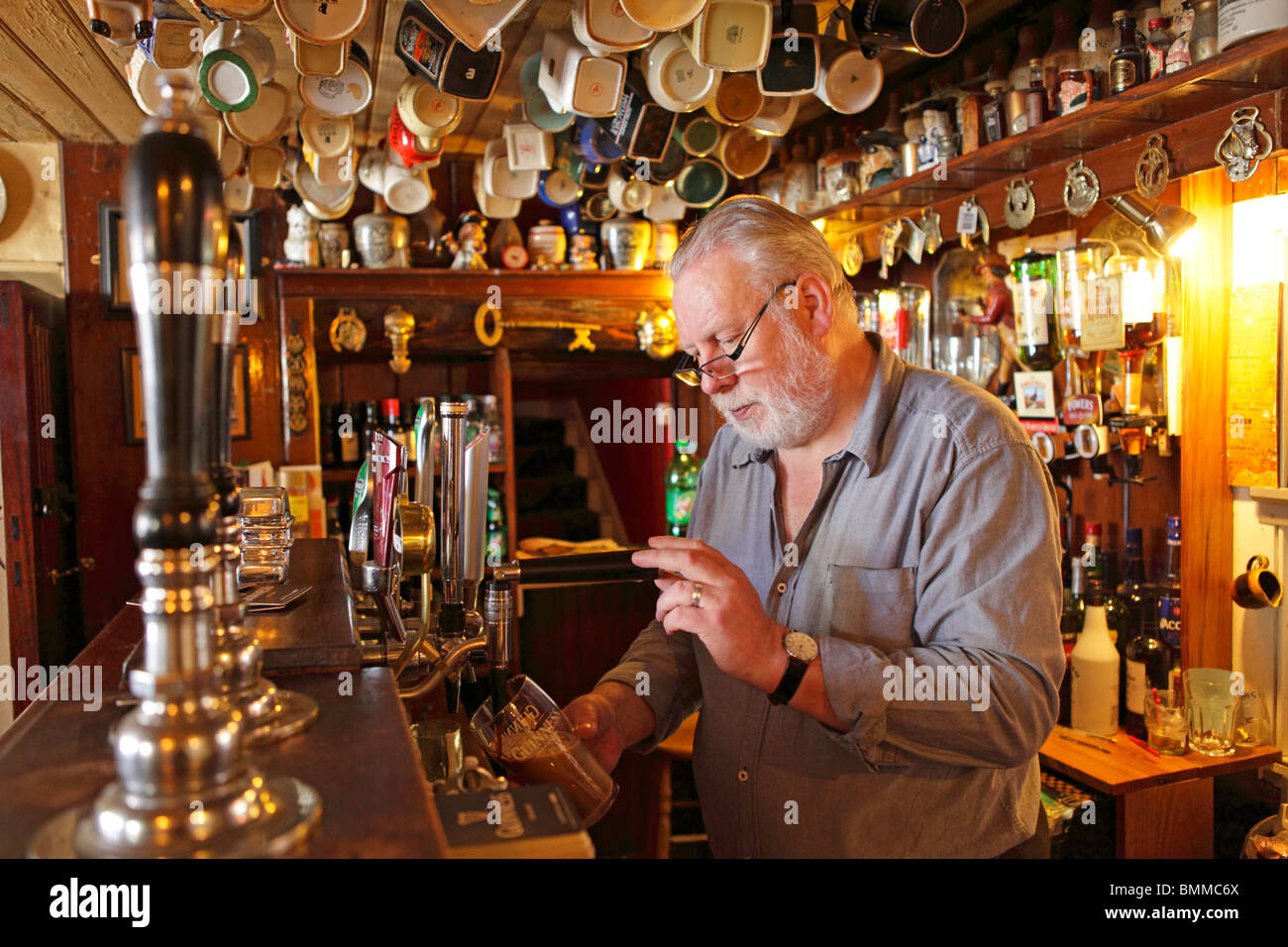 Il proprietario del pub 'Nancy's", Ardara, Co. Donegal, Repubblica di Irlanda Foto Stock