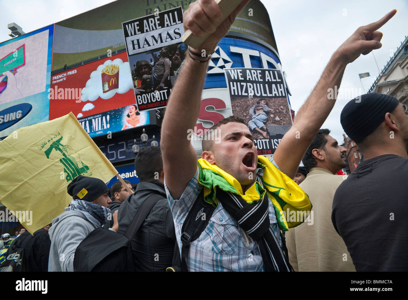 Angy manifestanti maschio punti e grida a destra demo contatore a Piccadilly Circus di Al Quds giorno marzo a Londra Foto Stock