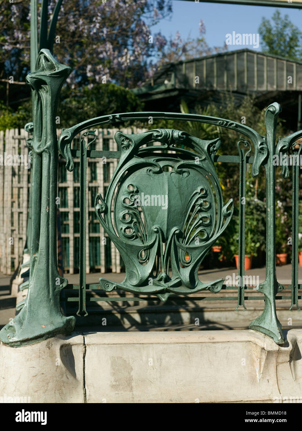 Art Nouveau pannello di ingresso al Louvre La stazione della metropolitana, da Hector Guimard, 1867-1942, Parigi, Francia Foto Stock