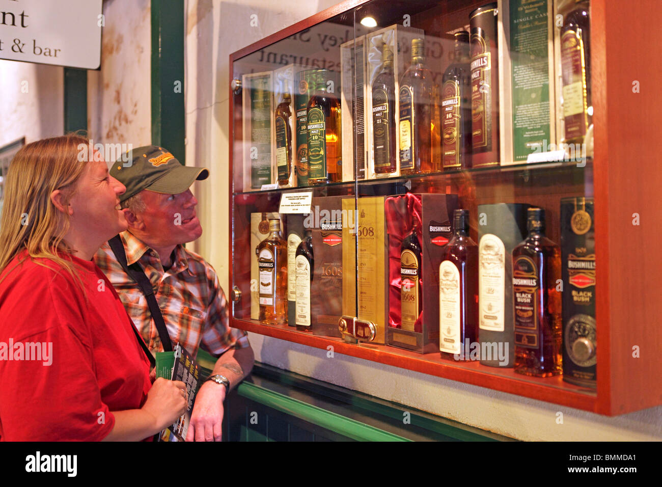 I visitatori a Bushmills Whiskey Distillery Co. Antrim, Irlanda del Nord Foto Stock