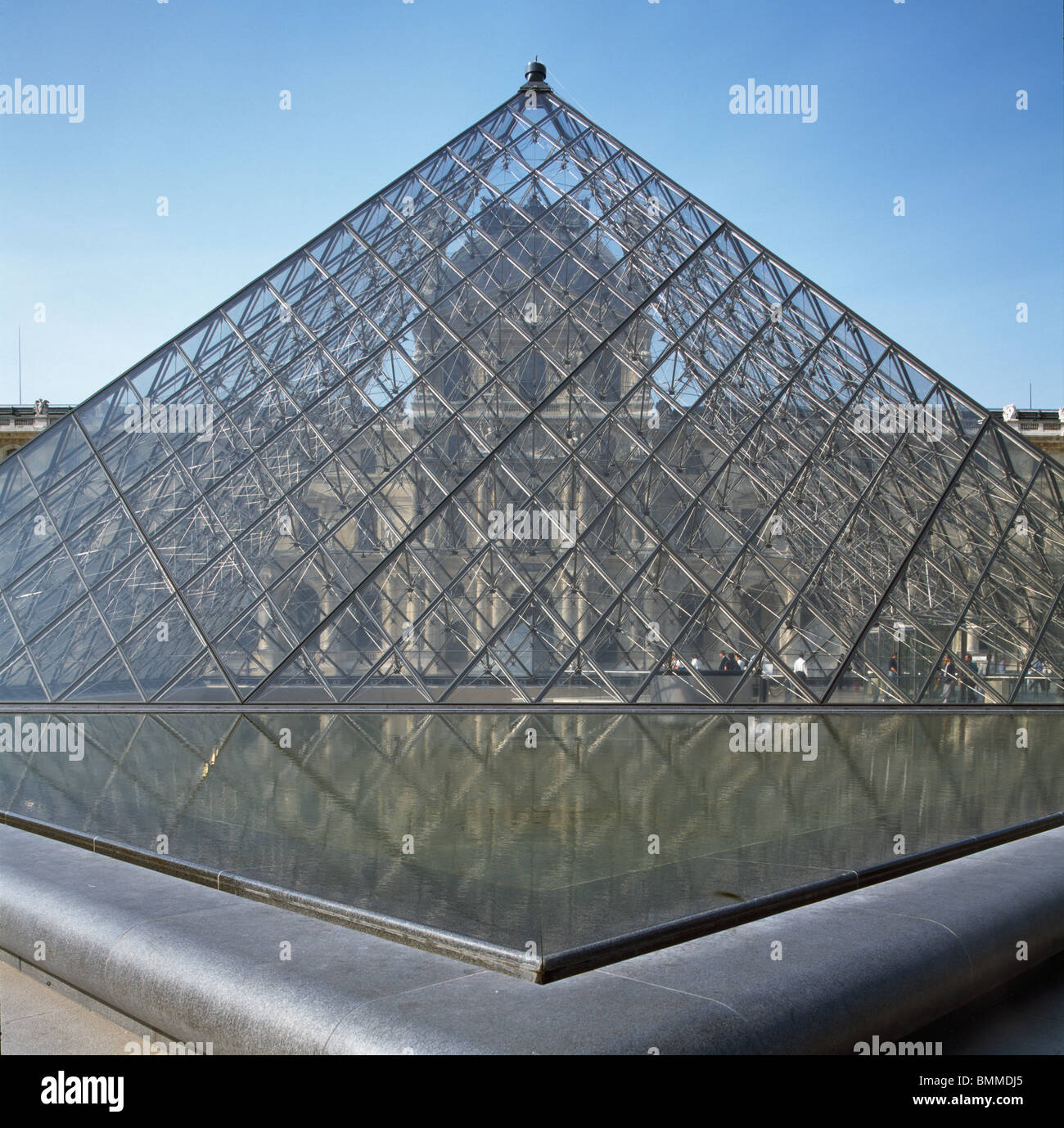 Museo del Louvre di Parigi. Acciaio e piramide in vetro, da I.M. Pei, 1988 & courtyard con padiglione Denon dietro. Foto Stock