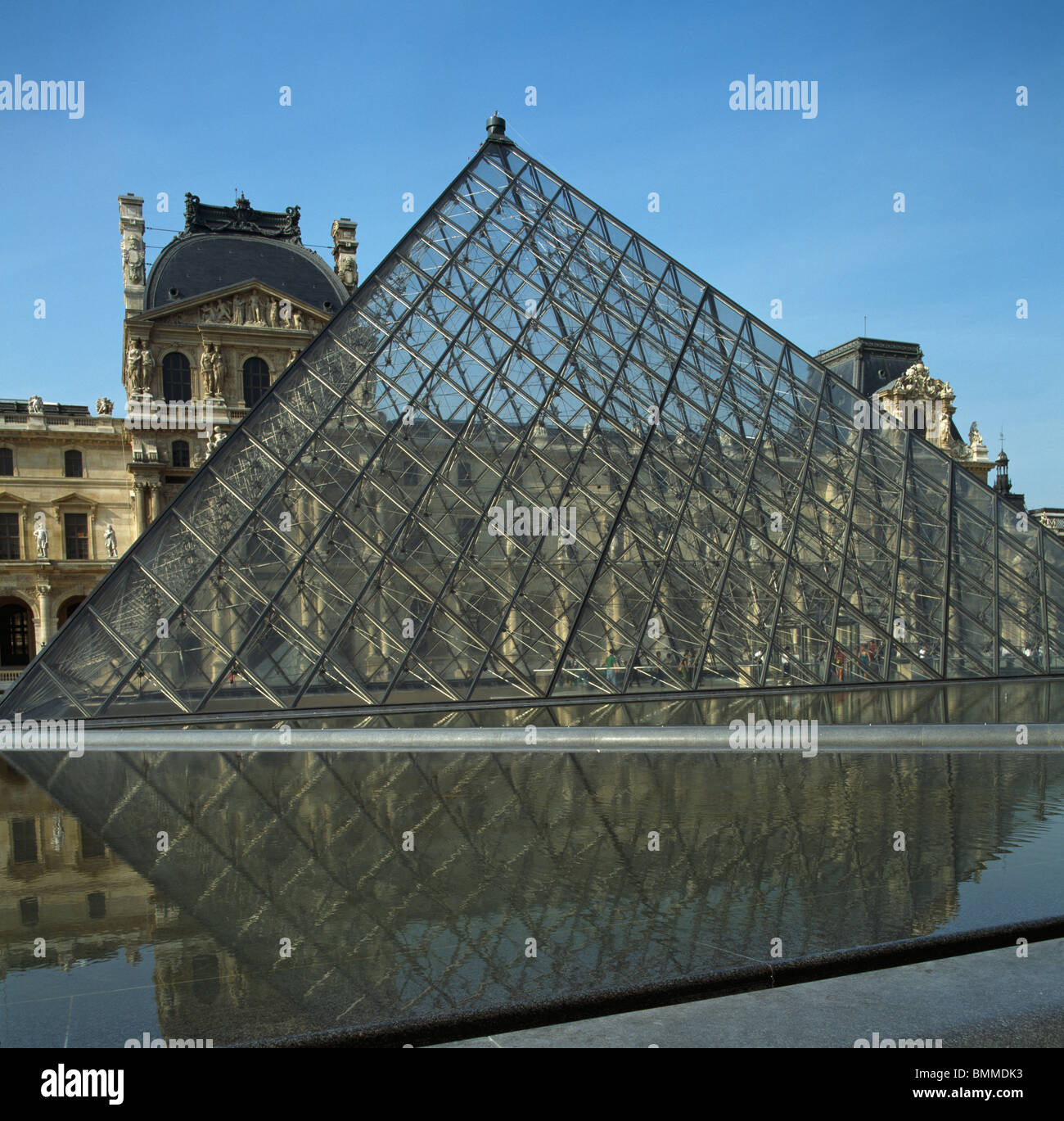 Museo del Louvre di Parigi. Acciaio e piramide in vetro, da I.M. Pei, 1988 & courtyard con padiglione Denon dietro. Foto Stock