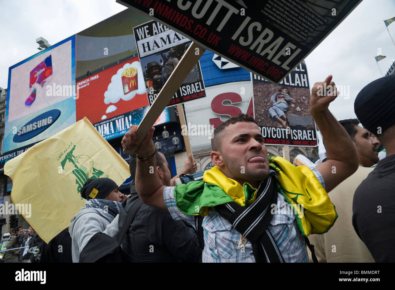 Angy manifestanti maschio punti e grida a destra demo contatore a Piccadilly Circus di Al Quds giorno marzo a Londra Foto Stock
