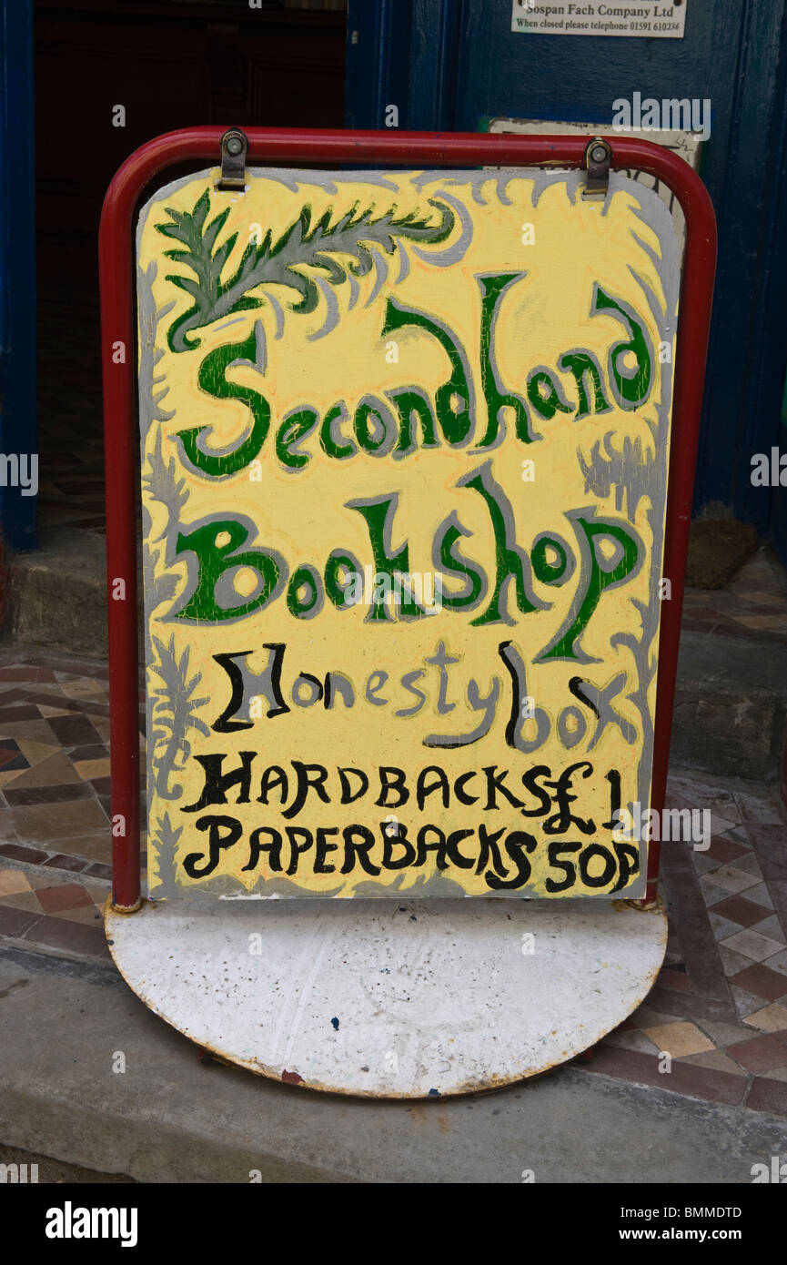 In casa segno per onestà box di seconda mano bookshop a Llanwrtyd Wells Powys Mid Wales UK Foto Stock