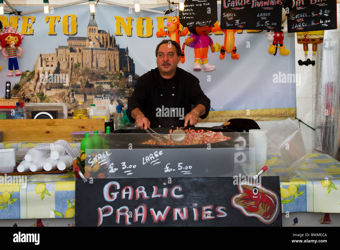 La preparazione, la cottura Foreign & cibi etnici; Prawnies Vendita a Banchory mercato continentale Aberdeenshire, Scotland, Regno Unito Foto Stock
