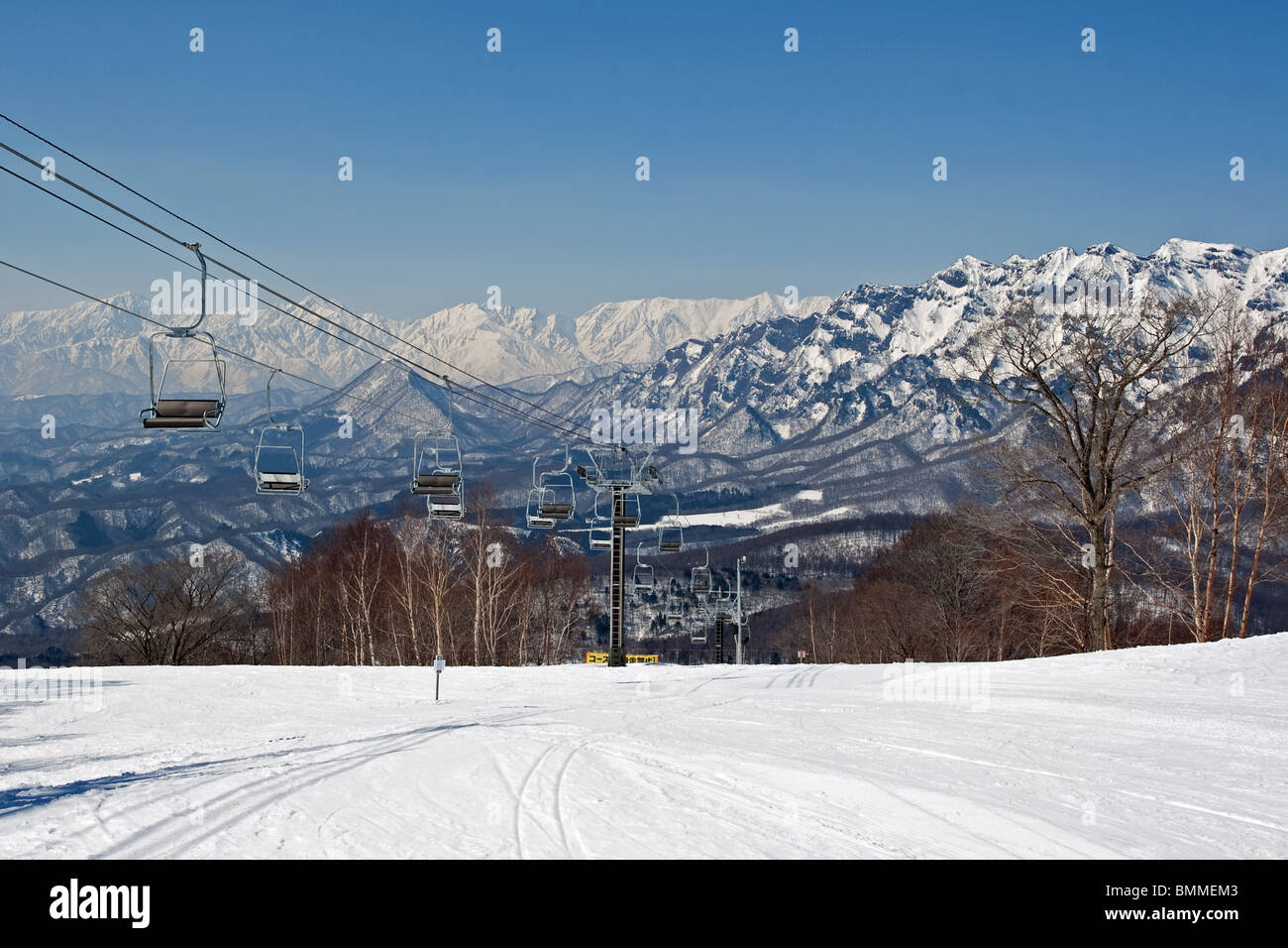 Chusha skilift con spettacolare vista delle Alpi Giapponesi in background a Togakushi, Giappone Foto Stock