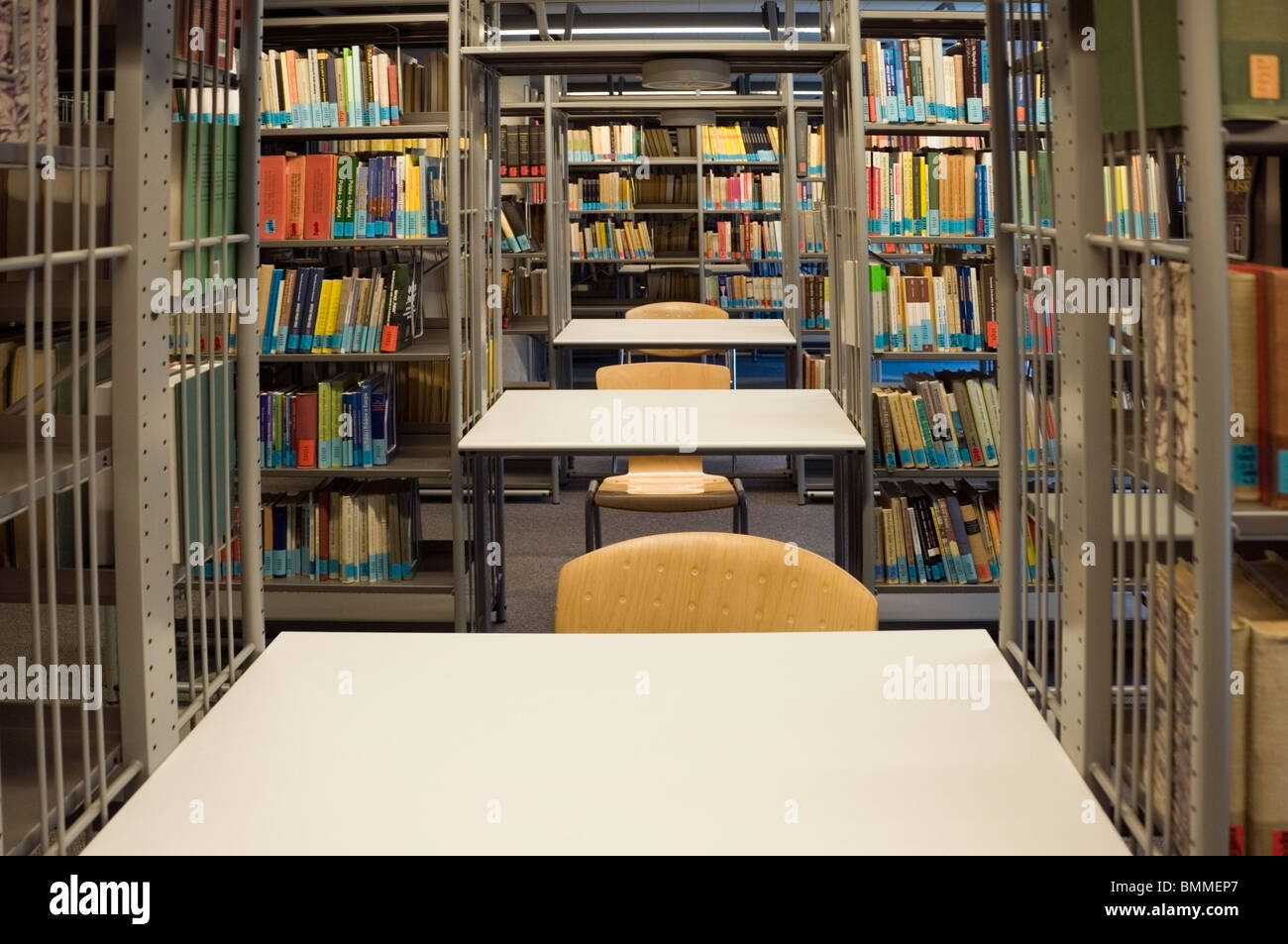 In prospettiva, verticale, vuota studio scrivanie e scaffali di libri presso l'Università di Varsavia Libreria, Polonia, polacco, UE Foto Stock