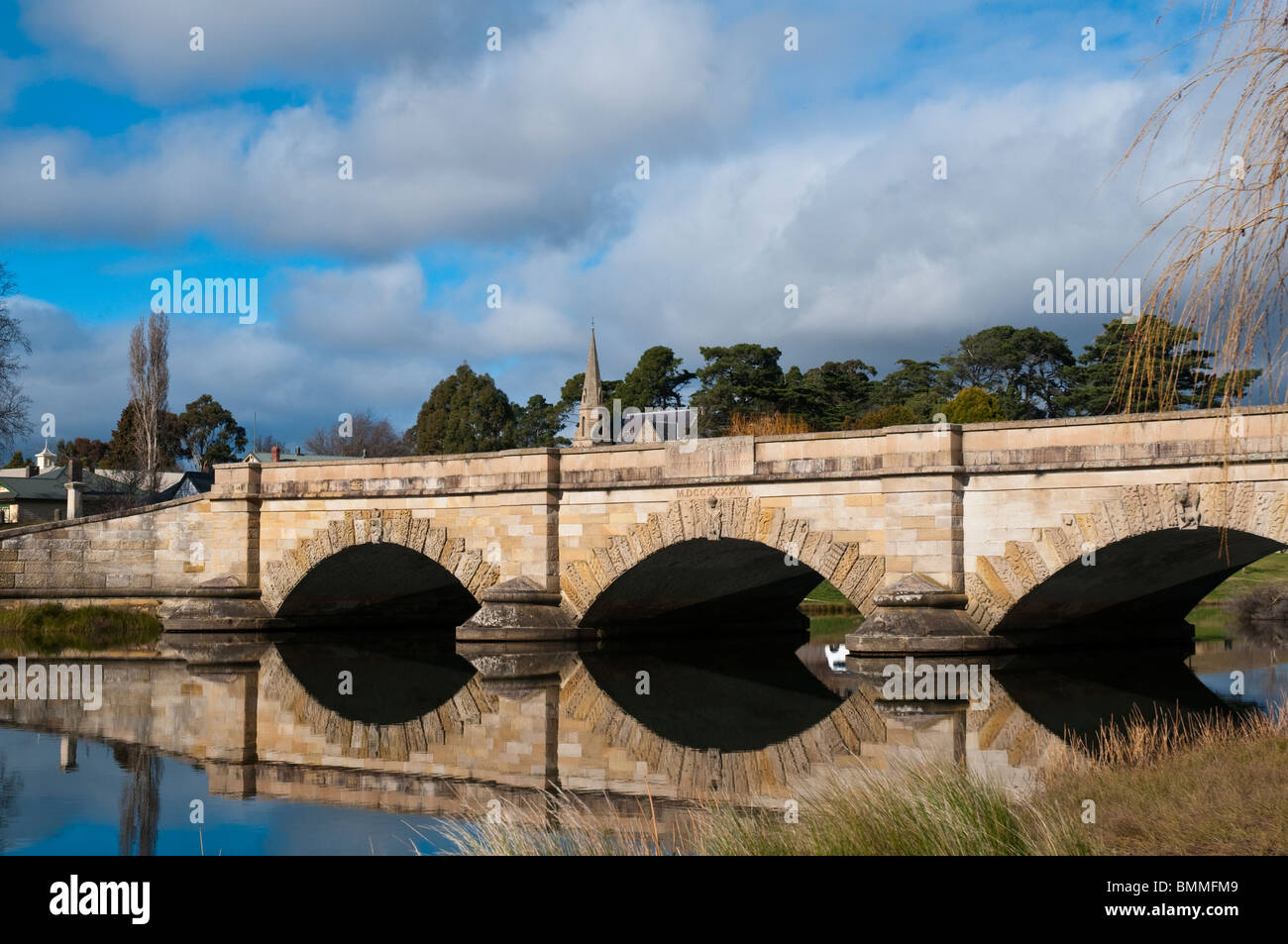Lo storico ponte Ross in arenaria alla periferia del villaggio di Ross, nelle Midlands della Tasmania Foto Stock