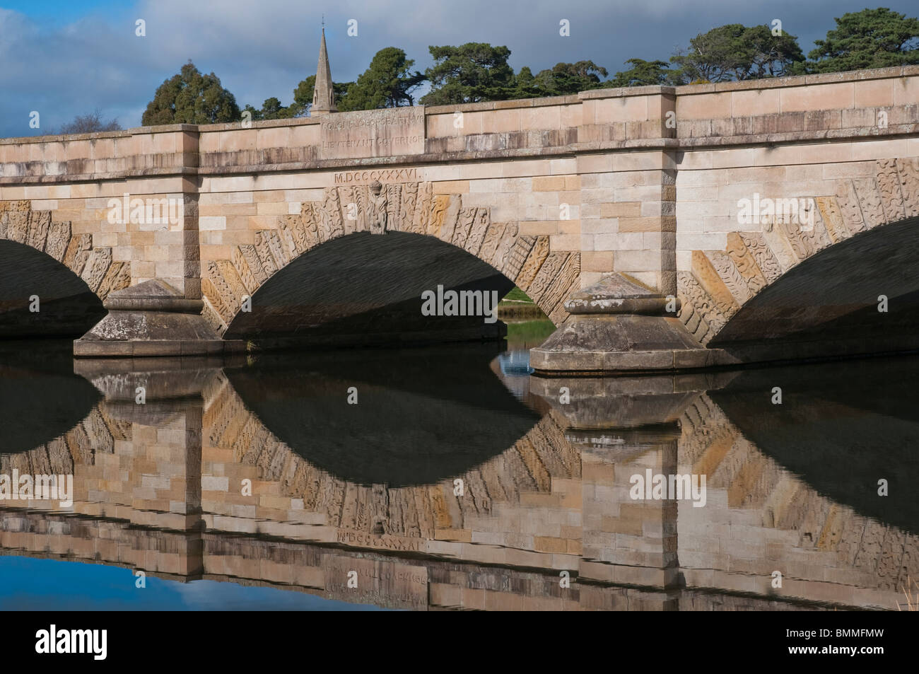 Lo storico ponte Ross in arenaria alla periferia del villaggio di Ross, nelle Midlands della Tasmania Foto Stock