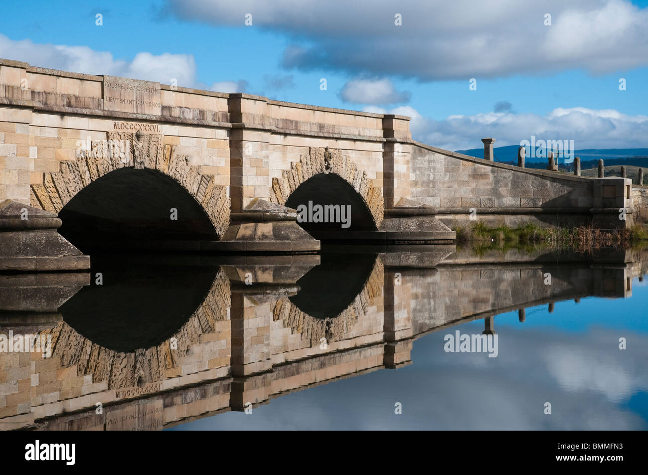 Lo storico ponte Ross in arenaria alla periferia del villaggio di Ross, nelle Midlands della Tasmania Foto Stock