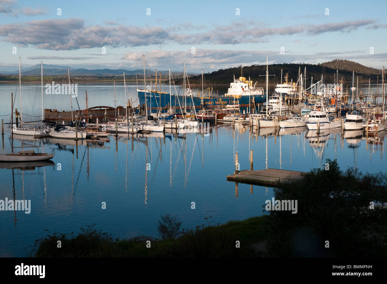 Gli yacht e la nave dell'Australian Maritime College ormeggiavano sul fiume Tamar in Tasmania a Beauty Point vicino a Launceston, Tasmania Foto Stock