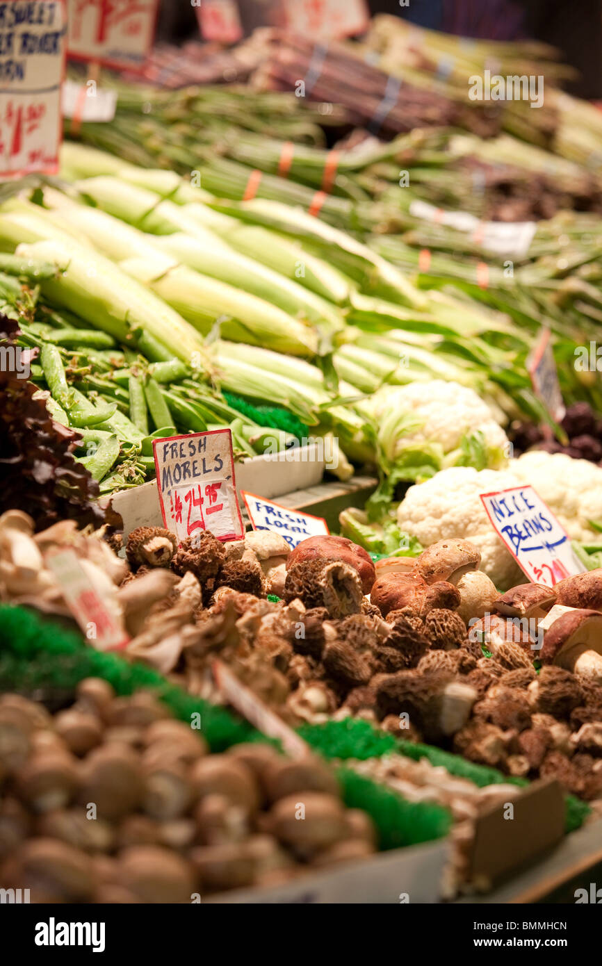 La frutta e le verdure fresche in vendita presso Sosio di frutta e produrre, il Pike Place Market - Seattle, Washington Foto Stock