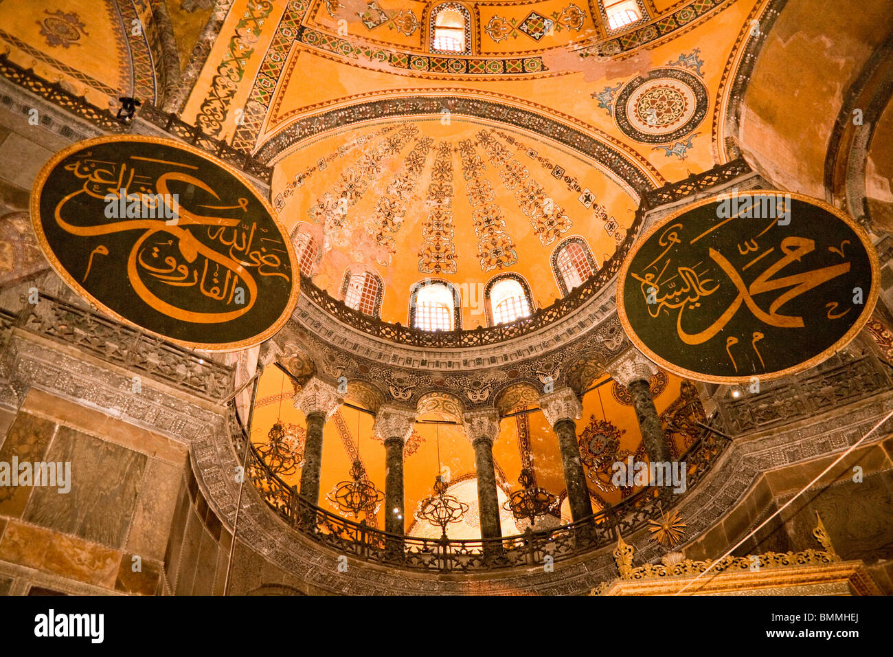 Soffitto e balcone all'interno di Haghia Sophia, la moschea di Istanbul, Turchia Foto Stock