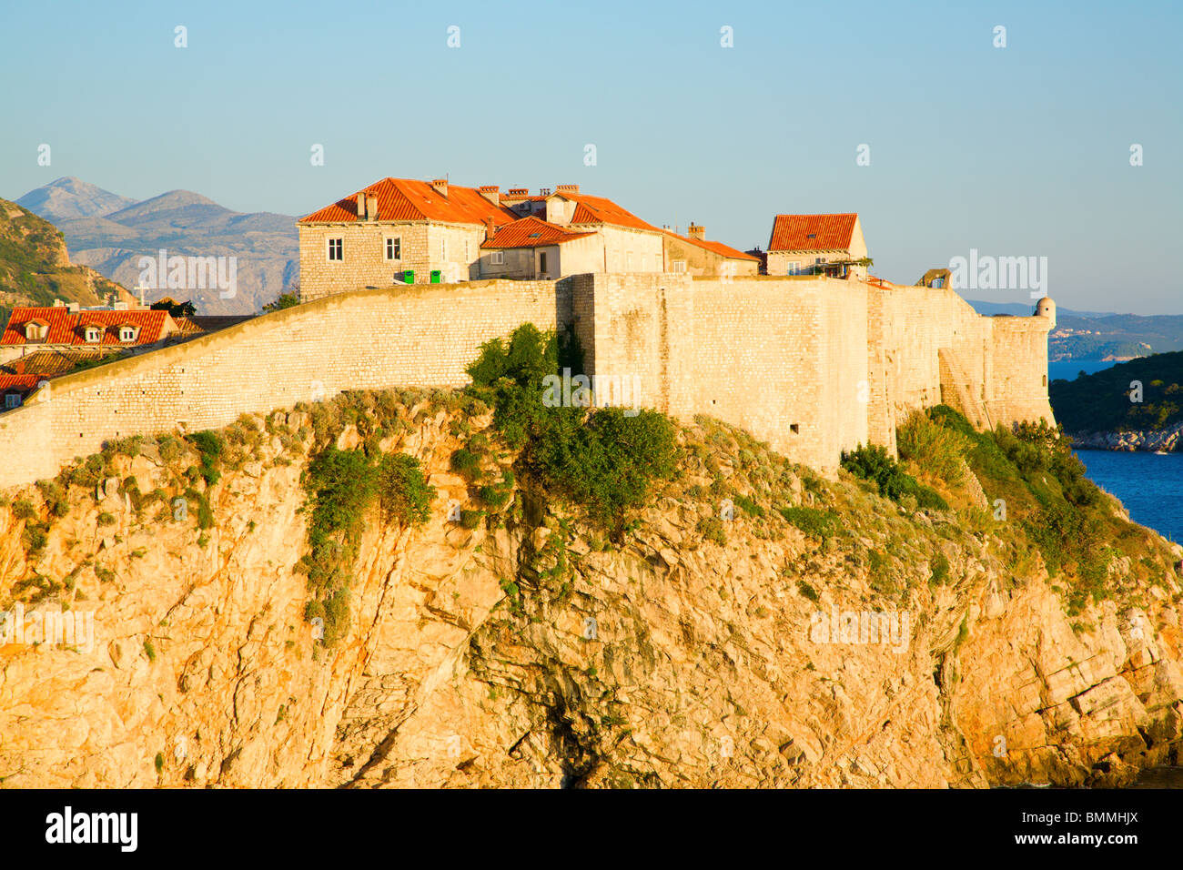 La città vecchia di Dubrovnik protetto dalla ripida scogliera e la parete Foto Stock