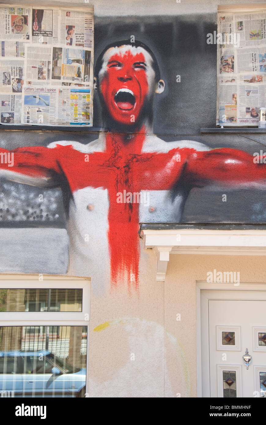 Dipinto di giocatore di football con bandiera sul muro di casa , World Cup 2010 deco , Bristol , REGNO UNITO Foto Stock