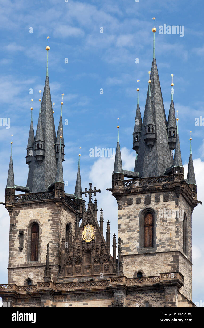 La Chiesa di Santa Maria di Týn (Týnský chrám) Piazza della Città Vecchia di Praga Repubblica Ceca Foto Stock