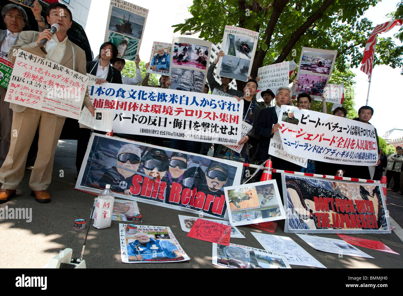 Giapponese ala destra protestare contro il mare Pastore e Pete Bethune, e a favore della caccia alla balena. Tokyo, Giappone, giugno 2010. Foto Stock
