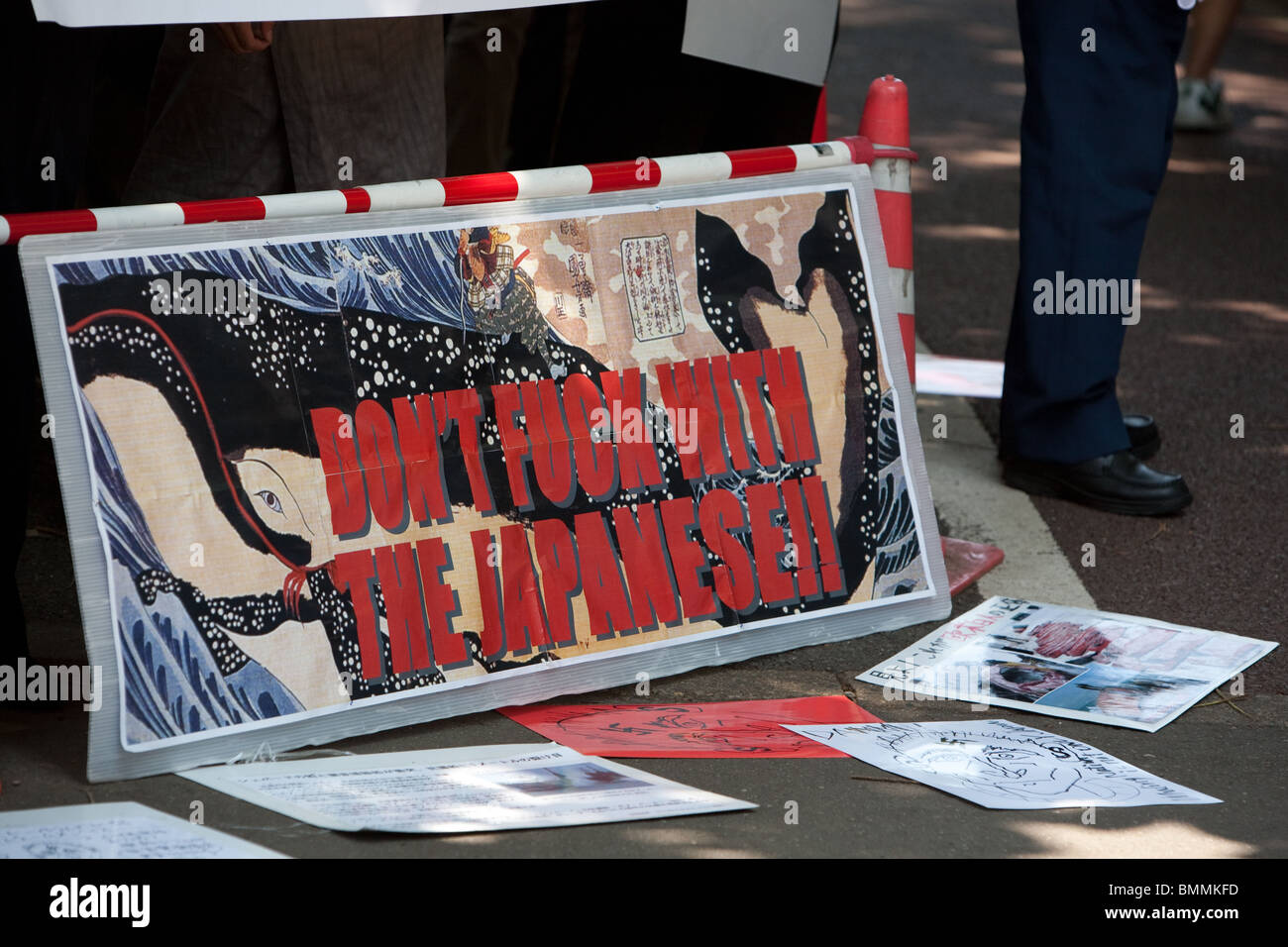 Giapponese ala destra protestare contro il mare Pastore e Pete Bethune, e a favore della caccia alla balena. Tokyo, Giappone, giugno 2010. Foto Stock