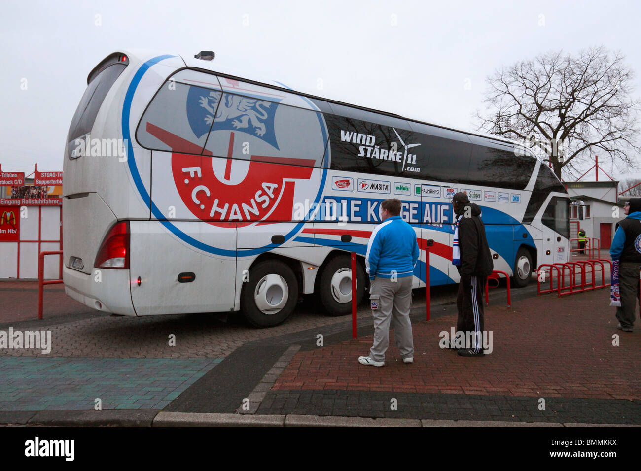 D-Oberhausen, la zona della Ruhr, Basso Reno, Renania settentrionale-Vestfalia, sport, calcio, Seconda Bundesliga, 2009/2010, Rot-Weiss Oberhausen contro FC Hansa Rostock 2:1, Basso Reno Stadium di Oberhausen, autobus squadra di Hansa Rostock, i tifosi di calcio Foto Stock