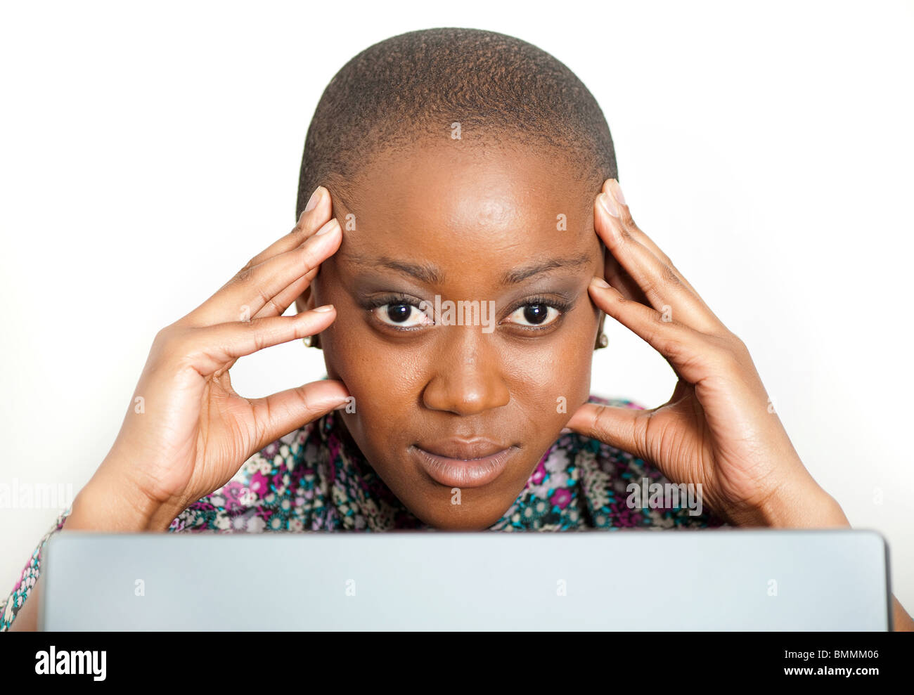 Ritratto di giovane imprenditrice cercando su un laptop, Johannesburg, provincia di Gauteng, Sud Africa Foto Stock