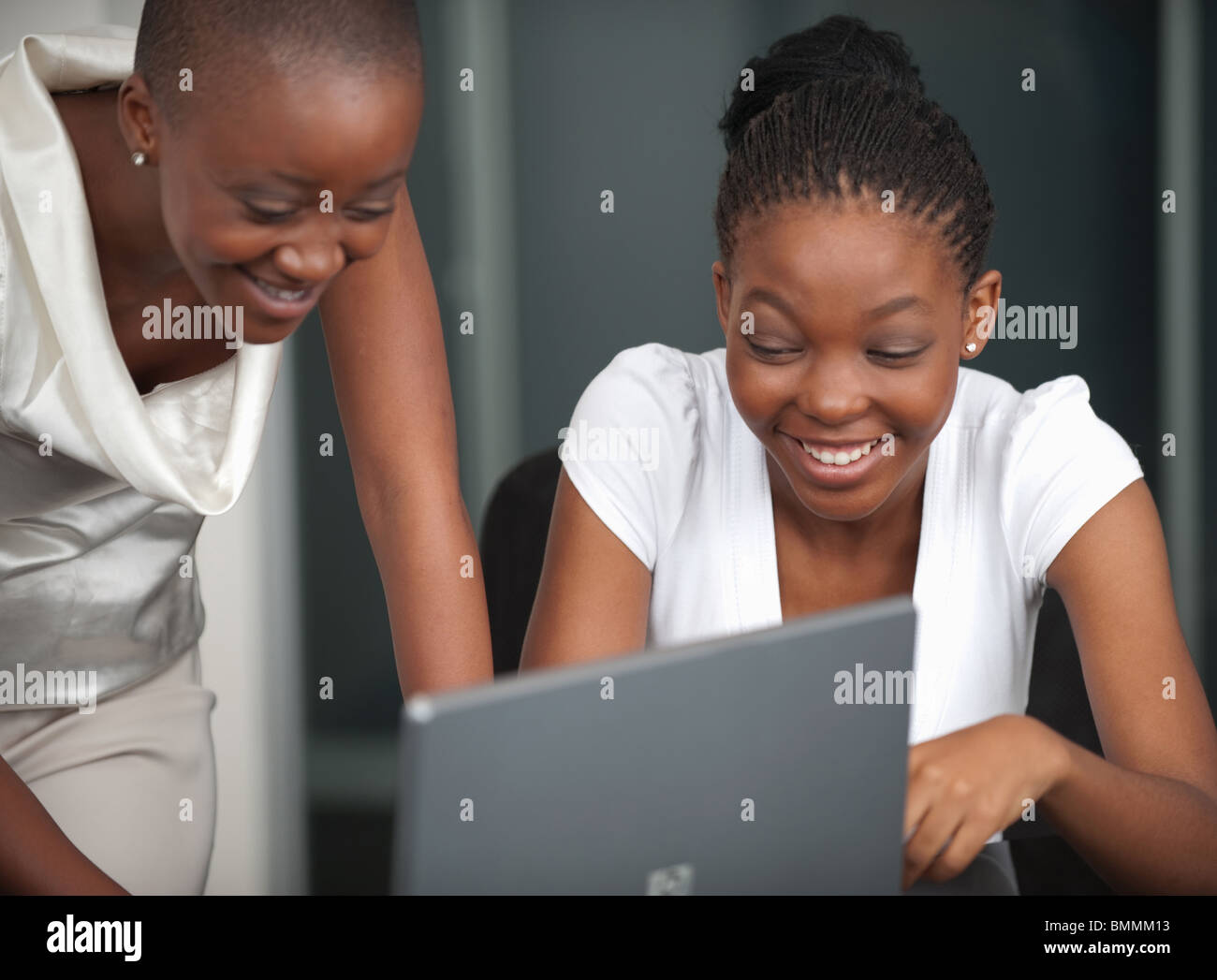 Due giovani imprenditrici lavora al computer portatile, Johannesburg, provincia di Gauteng, Sud Africa Foto Stock