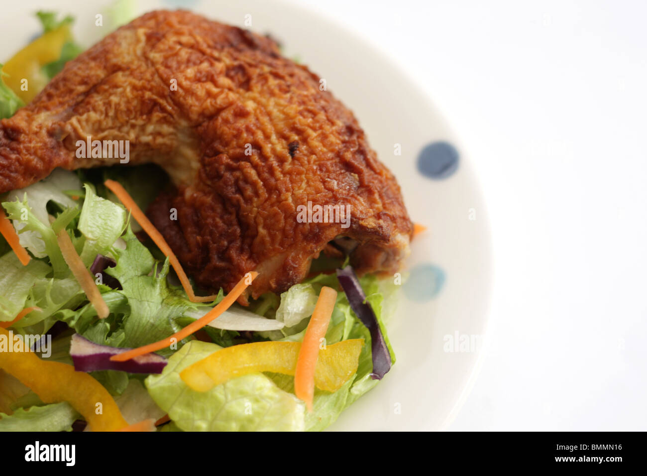 Pollo arrosto e insalata mista Foto Stock